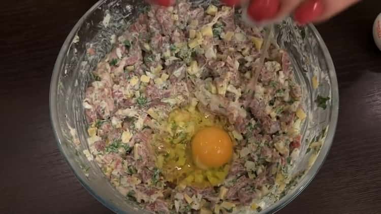 Agregue huevo de gallina para hacer chuletas