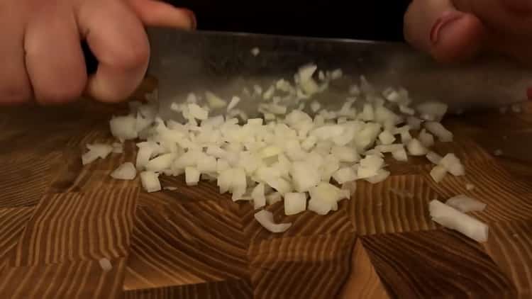 Chop the onions to make the cutlets