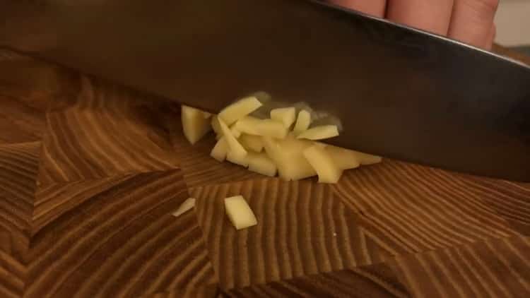 Hacher le fromage pour faire des côtelettes