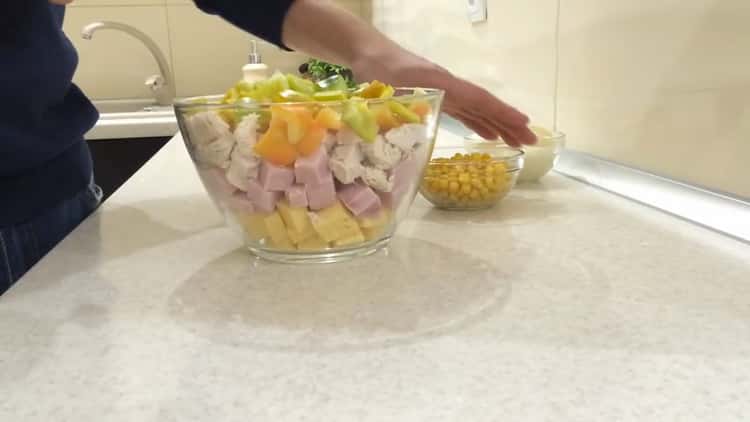 Combine all the ingredients to make a salad with pineapple chicken and corn