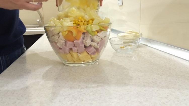Para hacer una ensalada con pollo y maíz de piña, agregue todo lo que necesita