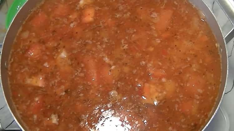 Une délicieuse soupe au kharcho de porc préparée selon une recette simple est prête