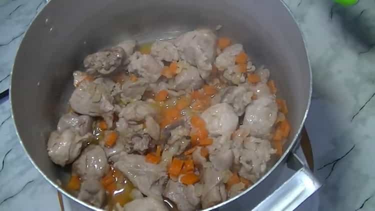 Mettez les ingrédients du kharcho dans la casserole