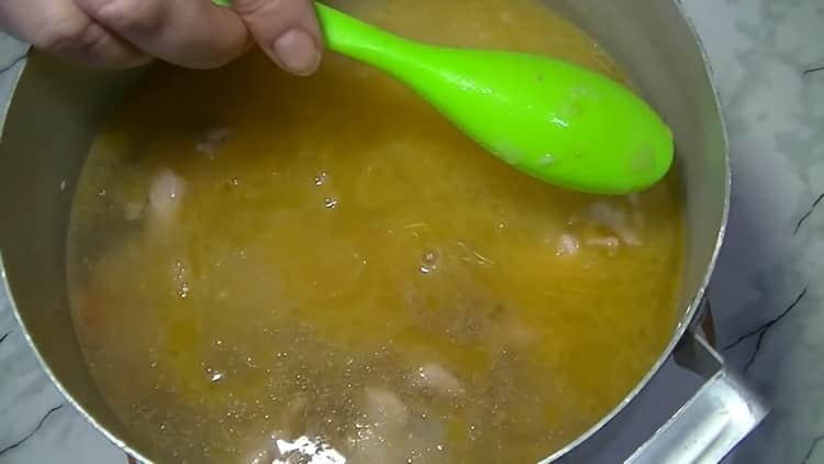 Ajouter de l'eau dans la casserole et porter à ébullition