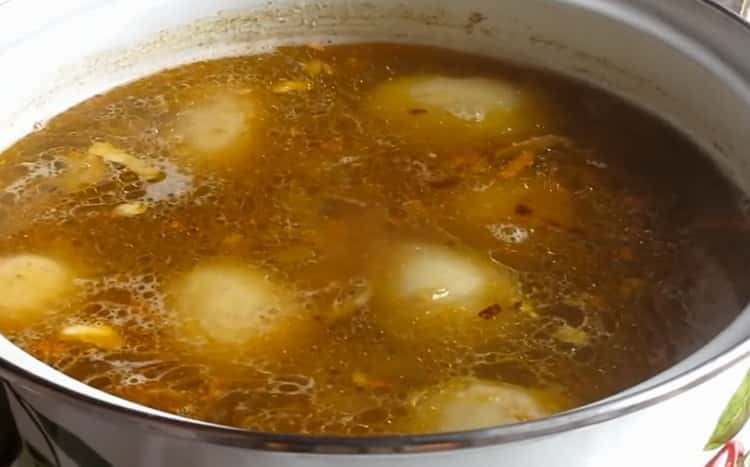 Combina los ingredientes para la sopa de queso con champiñones.