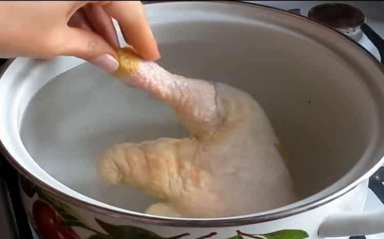 Para hacer sopa de queso con champiñones, prepare el caldo