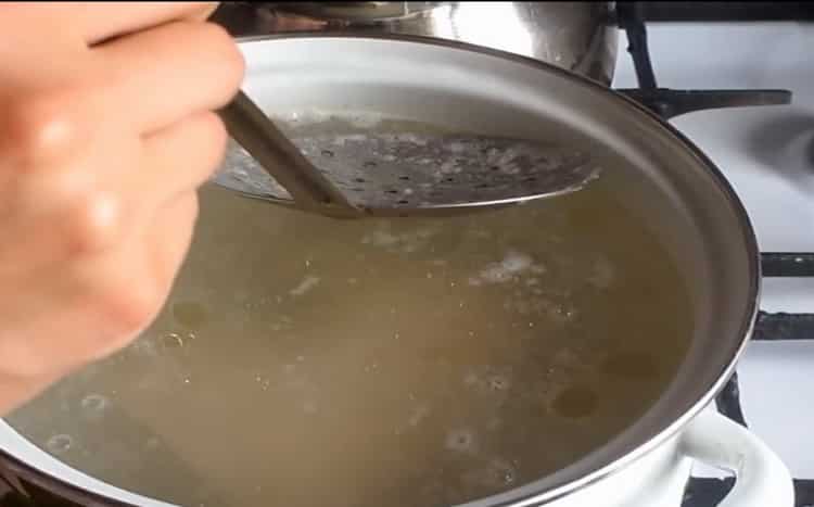 Pour préparer la soupe au fromage aux champignons, préparez tous les ingrédients