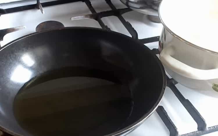 To make cheese soup with mushrooms, heat the pan