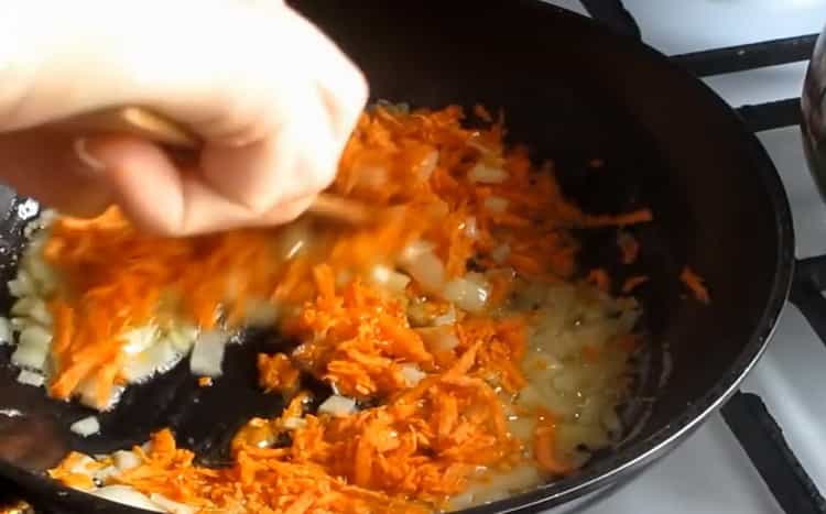 Da biste napravili sirnu juhu s gljivama, pržite mrkvu