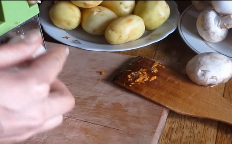 Upang makagawa ng sopas ng keso na may mga kabute, i-chop ang mga kabute