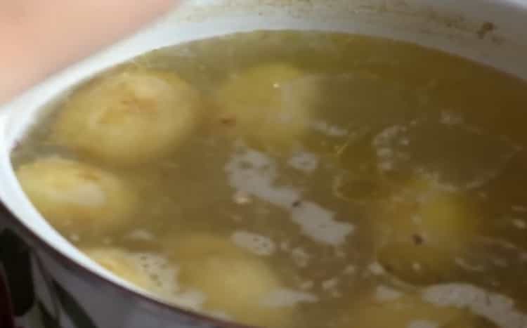 Para hacer sopa de queso con champiñones, hierva las papas