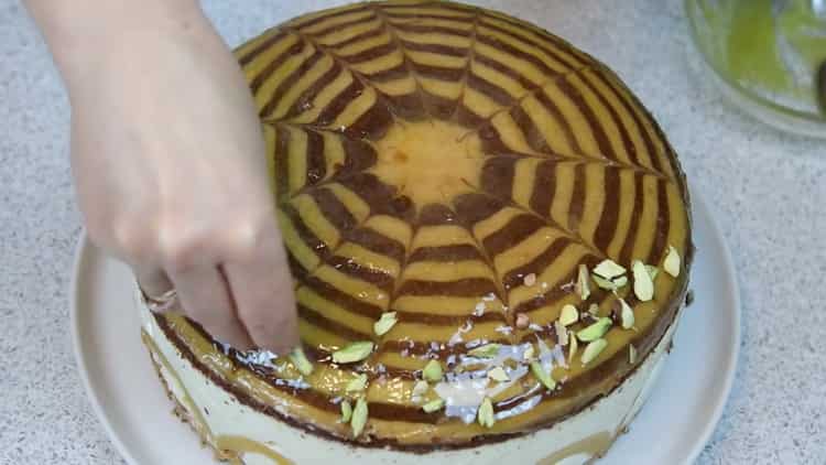 Un delicioso pastel de cebra preparado de acuerdo con una receta paso a paso con una foto está listo