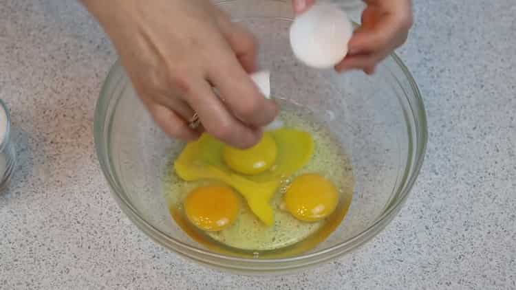 Para hacer un pastel de cebra, bate los huevos