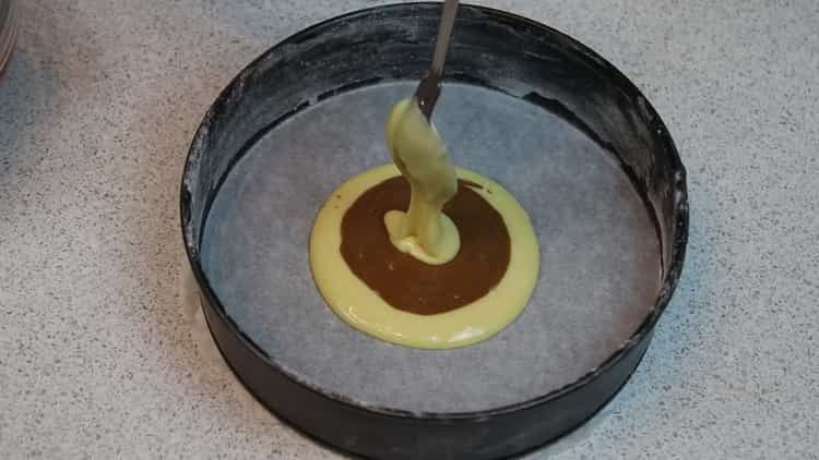 Para hacer un pastel de cebra, coloque la masa en una bandeja para hornear