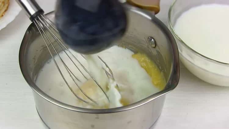 Pour faire un gâteau Napoléon dans une casserole, ajoutez du lait