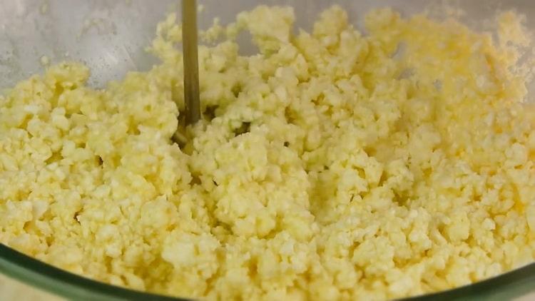 To make Napoleon cake in a pan, add cottage cheese to the dough