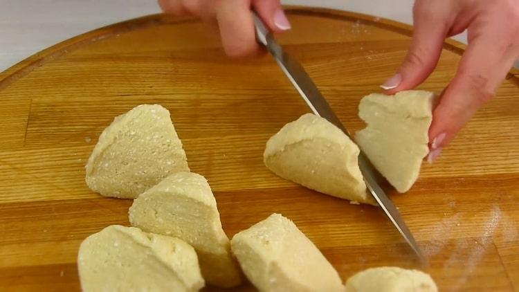 Pour faire un gâteau Napoléon dans une poêle, coupez la pâte