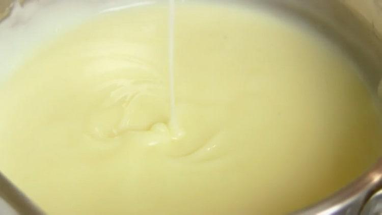 Para hacer un pastel de napoleón en una sartén, prepare una crema