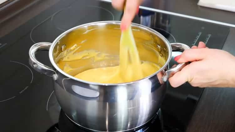 Pour faire un gâteau Napoléon, ajoutez tous les ingrédients de la crème pâtissière à la poêle