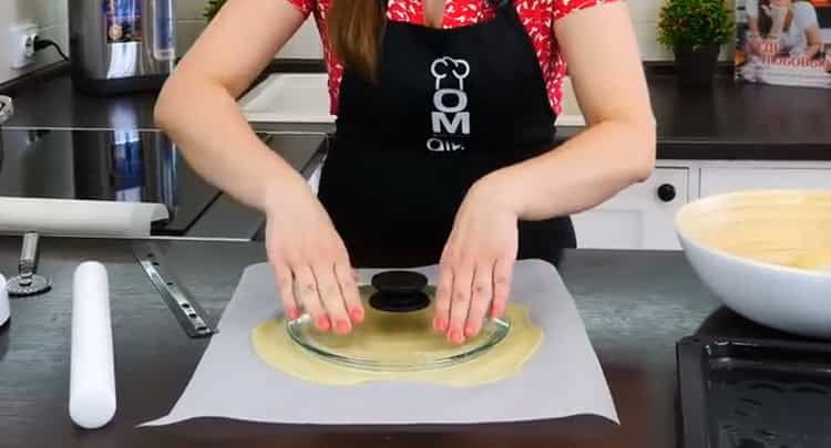 Pour faire un gâteau Napoléon avec de la crème anglaise, faites cuire des gâteaux