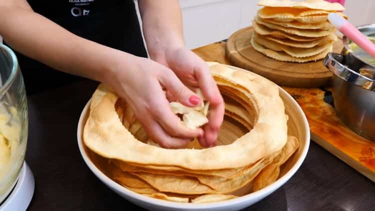 Moler las migas para hacer pastel de crema de Napoleón