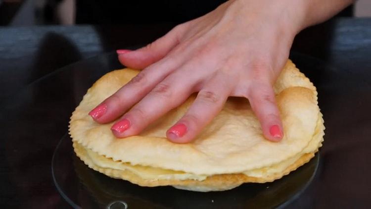 Upang makagawa ng cake ng kard ng Napoleon, suriin ang pagiging handa ng cake