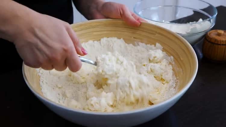 Pour faire un gâteau Napoléon à la crème anglaise, tamiser la farine