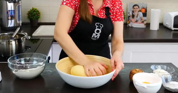 Para hacer el pastel de Napoleón con crema pastelera, amase la masa