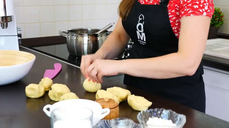 Para hacer el pastel de Napoleón con crema pastelera, divida la masa