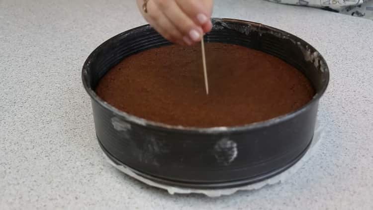 Pour faire un gâteau d’oiseau à la maison, vérifiez si le gâteau est prêt