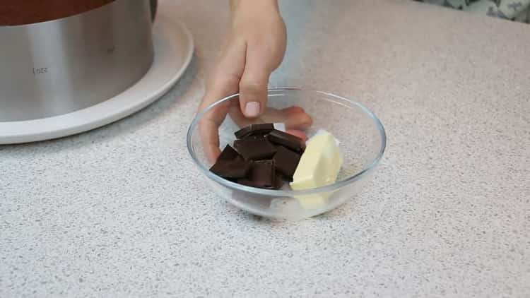 Pour faire un gâteau d’oiseau, faites fondre les ingrédients du glaçage à la maison.