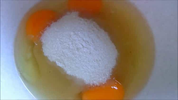 Pour faire un gâteau, du lait pour oiseaux à la semoule et au citron, moudre les œufs avec le ragoût