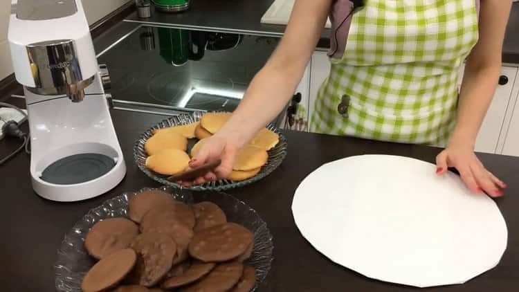 Pour faire un gâteau avec de la crème sure: préparez un biscuit