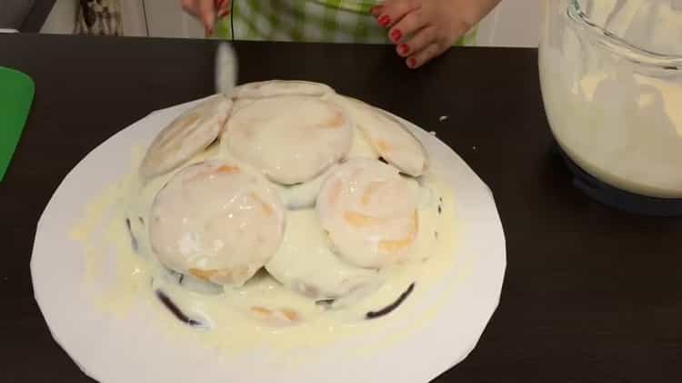 Pour faire un gâteau avec de la crème sure: graissez un biscuit avec de la crème