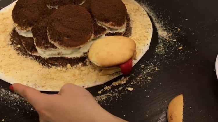 Da biste napravili tortu sa kiselim vrhnjem: naribajte kolačiće