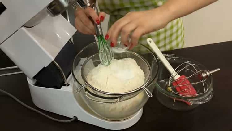 Tamizar la harina para hacer pastel de tortuga con crema agria