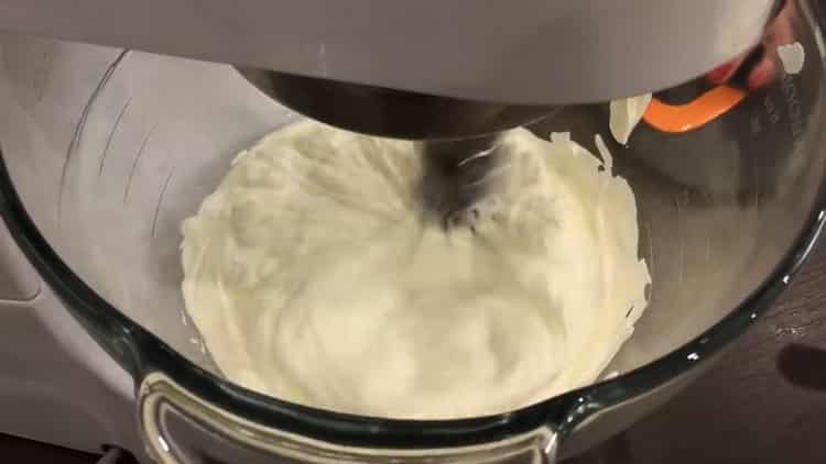 Para preparar un pastel de tortuga con crema agria, prepare los ingredientes para la crema