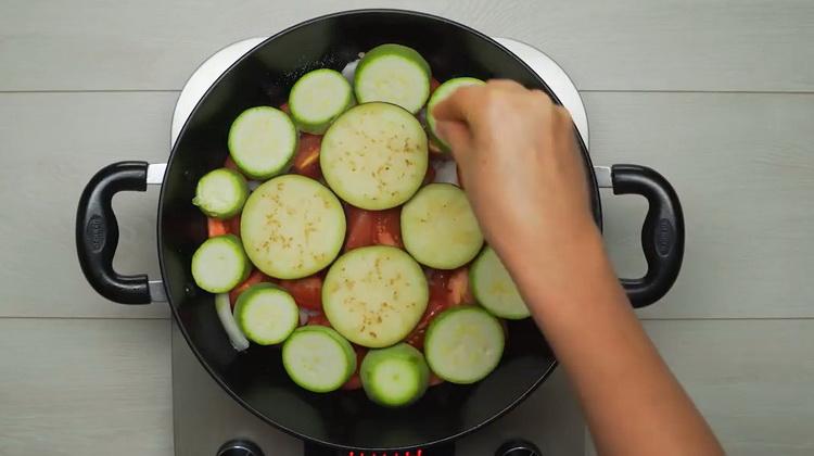 Para preparar un guiso de verduras con carne, ponga todos los ingredientes en una sartén