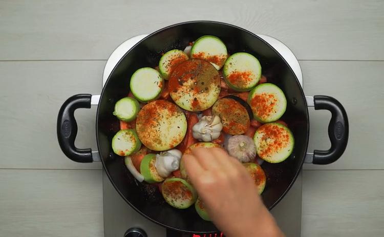 Para hacer estofado de verduras con carne, agregue especias