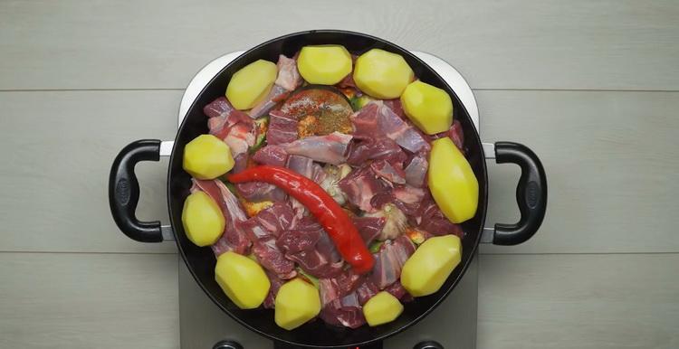 Put potatoes to prepare vegetable stew with meat