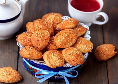 Galletas fragantes y sabrosas hechas de queso procesado con semillas de sésamo y hierbas secas.