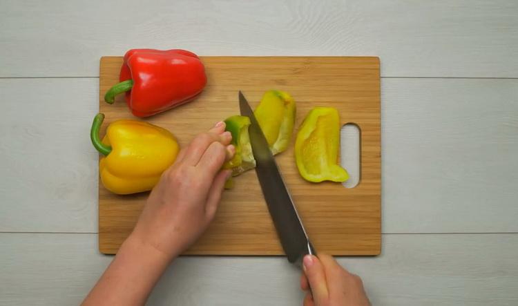 Para cocinar estofado de verduras con carne, picar la pimienta
