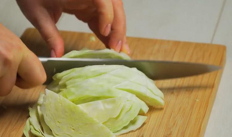 Para cocinar un guiso de verduras con carne, corte el repollo