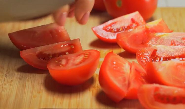 Para cocinar un guiso de verduras con carne, pique los tomates.