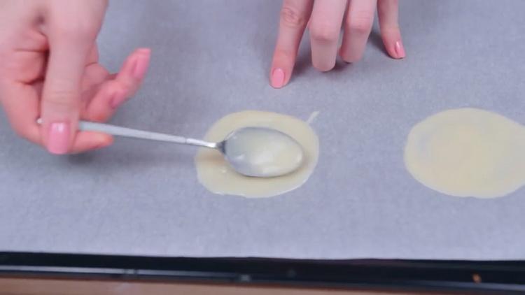 Para hacer galletas de la fortuna, precaliente el horno.