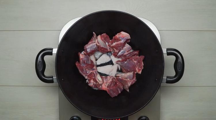Para preparar un guiso de verduras con carne, ponga la carne