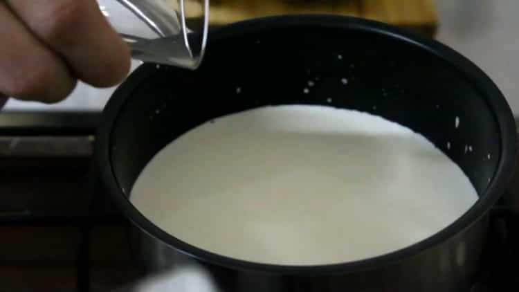 De acuerdo con la receta para hacer café raff, prepare la leche