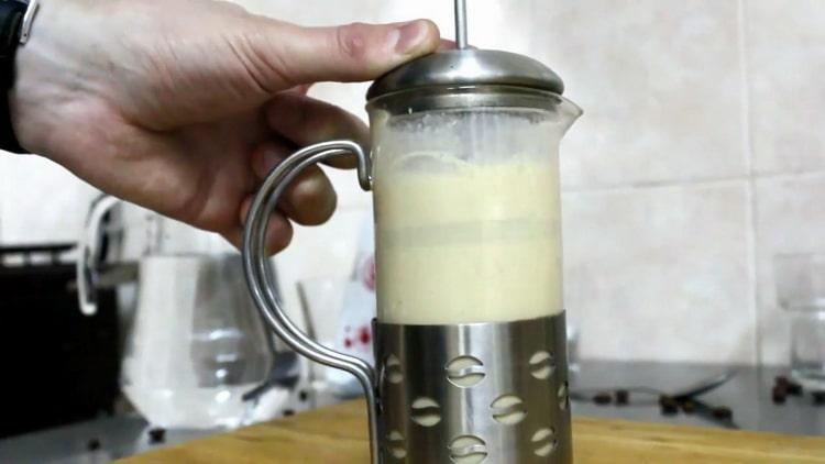 Prema receptu za pravljenje raff kave pripremite jela