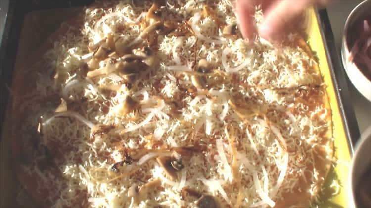 Mettez les champignons pour faire une pizza assortie