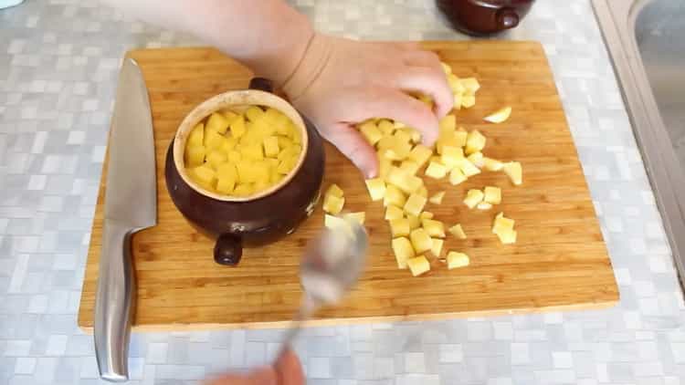 Pour faire cuire le bœuf dans des pots avec des pommes de terre au four, mettez les pommes de terre